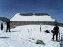 Il rifugio semi-sommerso dalla neve