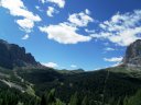 Vista verso il Passo Sella scendendo verso Plan de Gralba