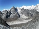 Il ghiacciaio del Khumbu dal passo; al di là, piccola piccola, Lobuche