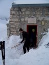 L'ingresso del rifugio sommerso dalla neve