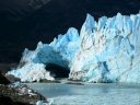 Arco scavato dall'acqua nel fronte del ghiacciaio