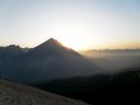Il sole sorge dietro l'Antelao