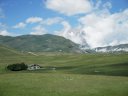 Il rif. Racollo dominato dalla mole del Corno Grande