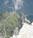Sull'orlo dell'abisso della parete nord: in fondo, minuscolo, il Rif. Tissi