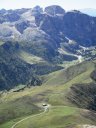 Là in fondo alla discesa, il Rif. Sasso Piatto