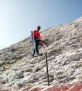 Risalendo la lunga placconata verso la cresta