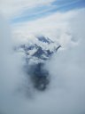 Tra le nuvole compaiono brandelli di montagne