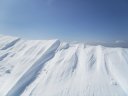 L'affilata cornice sulla cresta sommitale