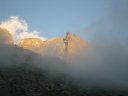 La luce del tramonto inizia ad indorare le cime