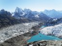 A sinistra del lago, il ghiacciaio Ngozumba
