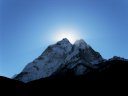 Il sole sorge dietro l'Ama Dablam