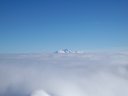 Il Gran Sasso emerge come un'isola dal mare di nuvole