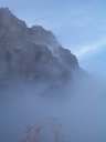 Giochi di luce tra sole e nebbia